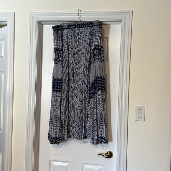 Chico’s - Full lining, maxi flowy and elegant skirt. Can fit 14to 18 - Picture 8 of 10